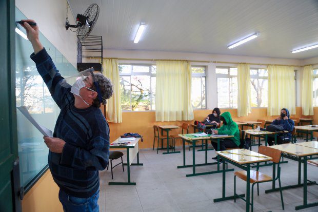 professor sala de aula 20211002 1945404707 - Entenda as regras vigentes em Santa Catarina para retorno das aulas presenciais