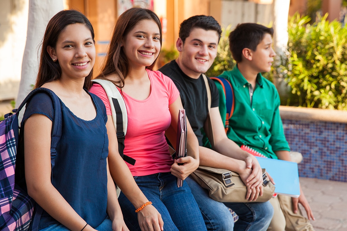 MEC anuncia aumento de bolsas para estudantes universitarios Confira