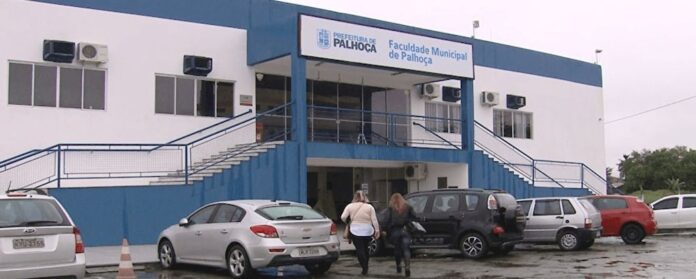 Professores de ensino superior lecionando em sala de aula na Faculdade Municipal de Palhoça.