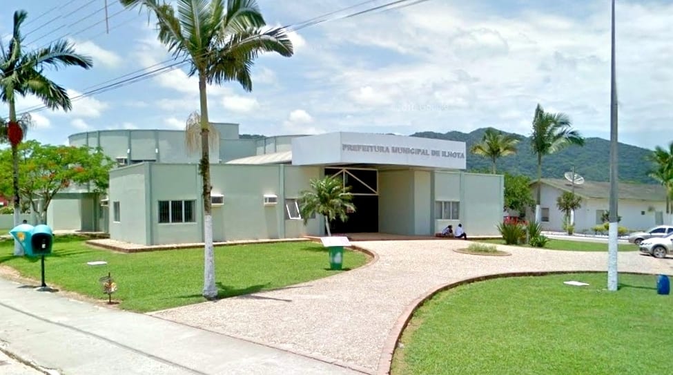 Professores e profissionais de educação trabalhando em ambiente escolar na Prefeitura de Ilhota, Santa Catarina.