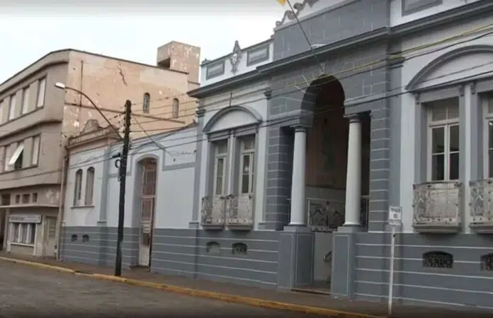 Professores e assistentes sociais em ambiente escolar e comunitário em São Francisco de Assis.