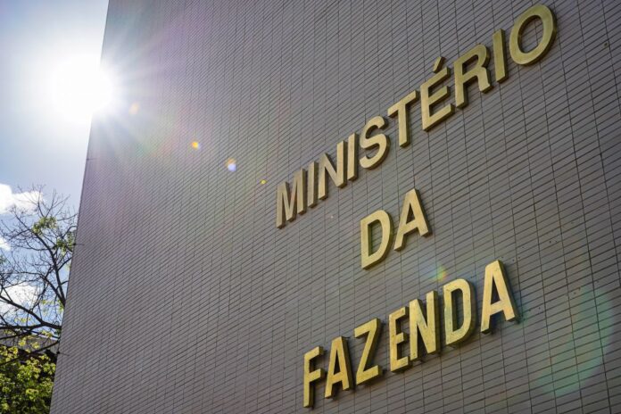 Fazenda quer limitar supersalários de servidor e mudar seguro-desemprego